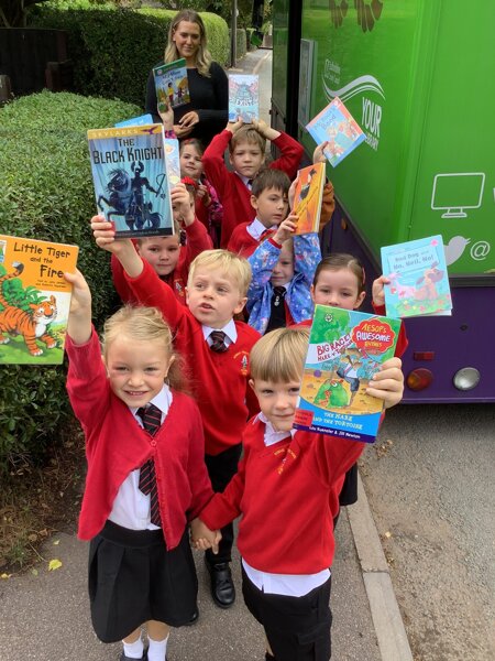 Image of Year 1 visit the library bus